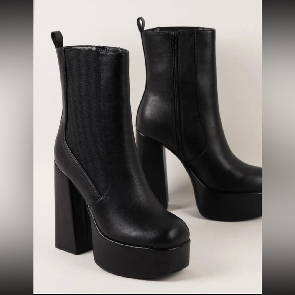 Chunky platform boots